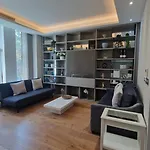 Modern Luxury Entire Covent Garden Apartment Sleeps 5 600Sqft